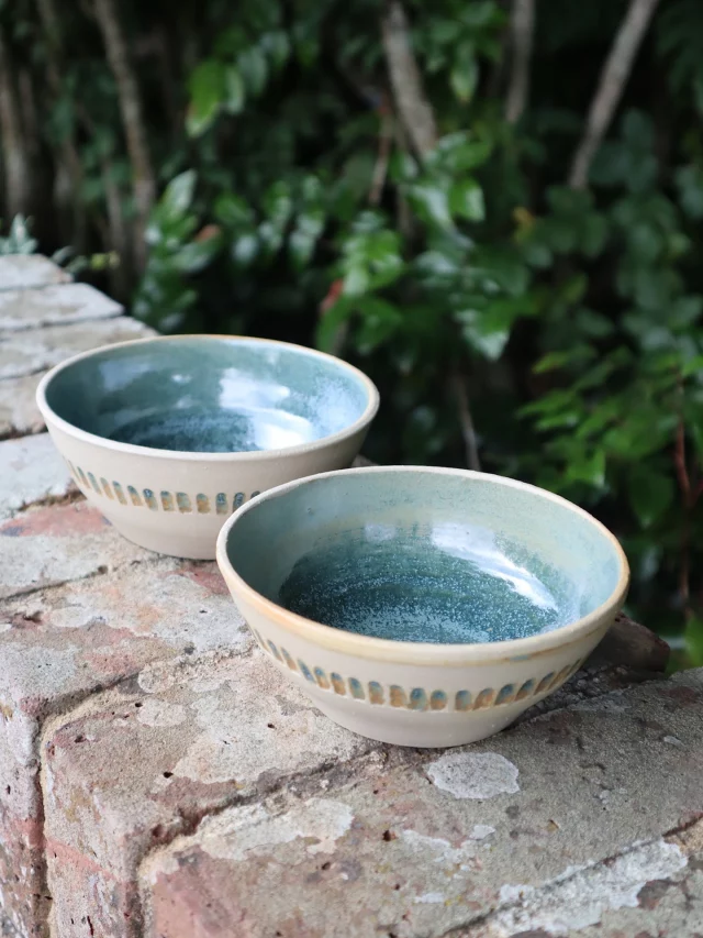 This smart set of bowls were made by Charlotte, one of our Wednesday evening potters who is learning to throw at the wheel. 
We love this really effective finish, allowing the glaze to fill the scored design then wiping back to reveal the lovely stoneware body. 
So pretty! 
#theclaystudio #potteryclassesforadults #eastsussex