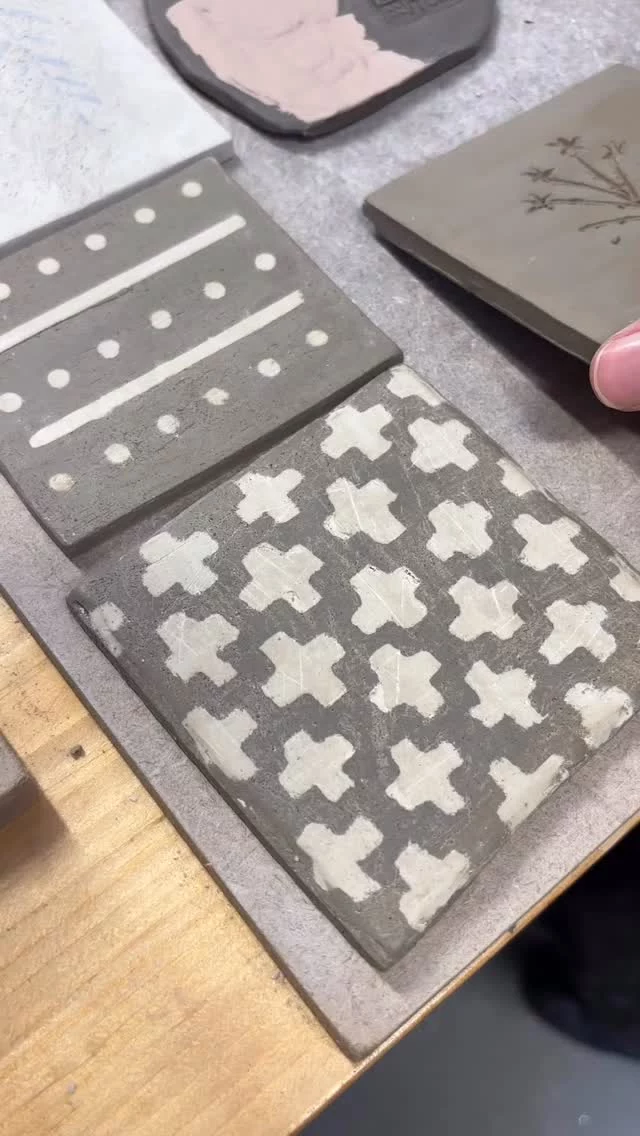 A little snippet into Lara’s demo of the inlay technique. Which involves layering slip over marks & indentations, then scraping away the excess to reveal a beautiful design.
All the tutors are having such fun demonstrating all the techniques!
Have you tried this technique before?