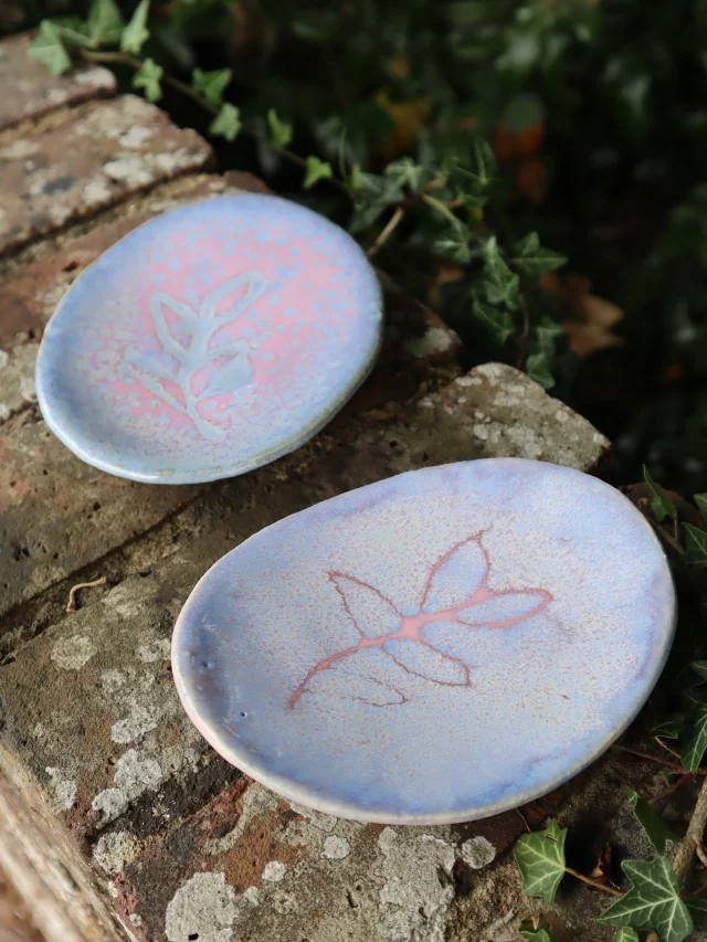 Delicious glazing and autumn vibes with these fallen leaves dishes. The colour is spectacular and not a combination we often see used in the studio. 
🙌