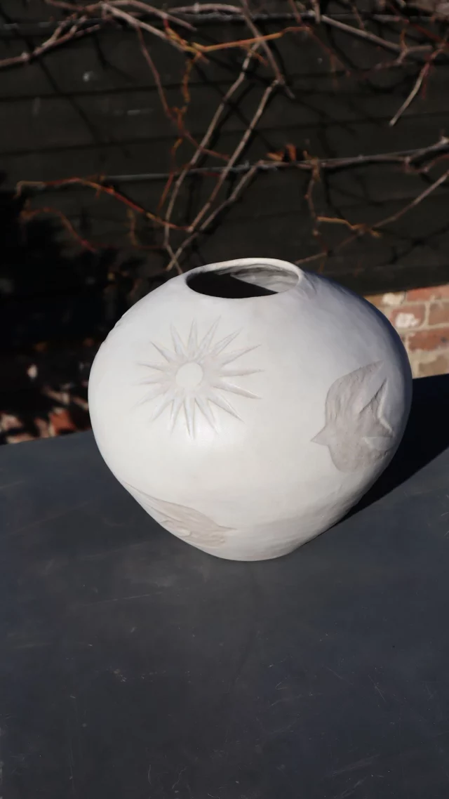 Celia’s beautiful coiled pot with thoughtful sgraffito decoration. Watch until the end to see the final result. 
Peace on earth and goodwill to all. 🕊️