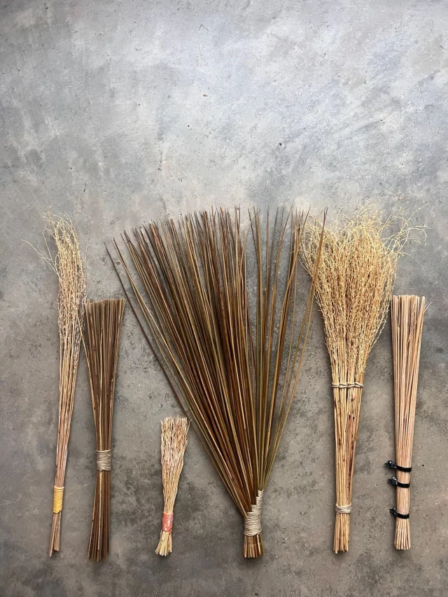 Our Hakeme workshop is coming up on Saturday 31st January and Lisa Jones, who is leading the workshop with Susana Garcia, recently met up with Sussex basketmaker Matilda Grover, to discuss and experiment with natural materials, binding and tying, to make suitable brushes. 
If you’d like to try your hand at this plus make two beautiful black clay plates to decorate with your freshly made brushes, then do join us for this lovely, creative and meditative afternoon workshop. 
Full details at theclay.studio, link in bio. 
@c_l_a_y_d_a_y @susanagarciaceramics @matildagrover