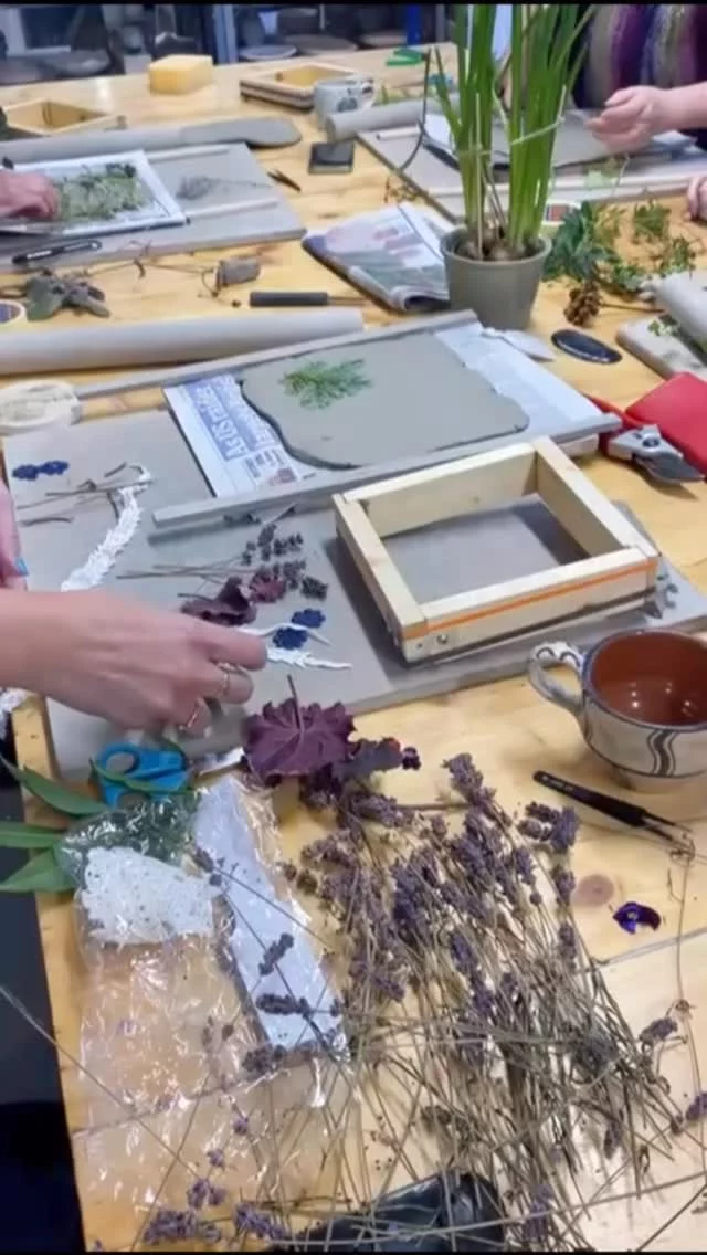 We popped in to see how everyone was doing on Saturday at Eloise’s first Botanical Plaster Casting workshop of the year. Lovely group of people and some lovely results. 
To see what else we have in store for upcoming weekends, pop along to our website, theclay.studio – link in bio. 
@eloisenashceramics