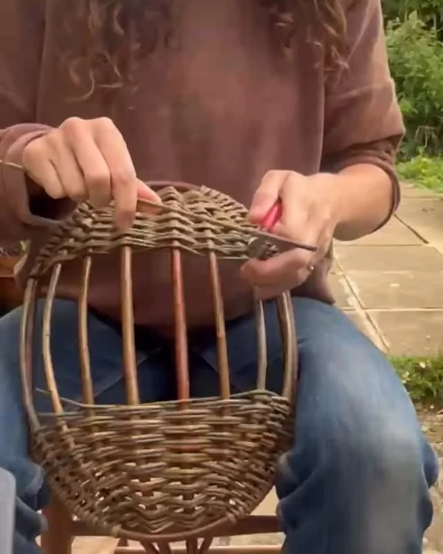 Matilda Grover joins us in a couple of weeks to lead her two day Basketry workshop where participants can learn how to make this beautiful basket. Here’s a glimpse of how she does it. Very relaxing to watch. Always lovely to see traditional craft processes. Beautiful items made to last. 
The workshop takes place on the weekend of 20 & 21 February, and we have the last four spaces available. For more info and to book, head over to our website theclay.studio – link in bio. 
@matildagrover