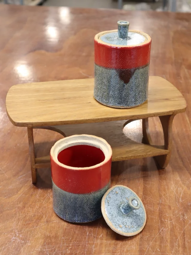 Colour pop! We don’t see our studio Signal Red glaze being used that often by students but it can be fantastic when used in the right situations. This combo works really well. Nice detail on the petrol blue glaze too with the scored marks showing through. 🙌