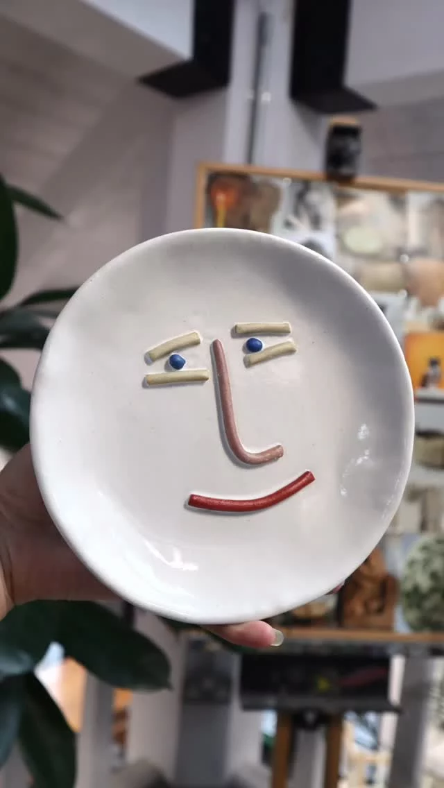 A little glimpse of completed student work on our theme this term of ‘The Face’. Lots of variety!
Spring term finishes this Friday for the Easter break, then we are back in a couple of weeks to start the Summer term. There’s a new optional project too, one of the pieces in this reel already fits the brief! 🕵️