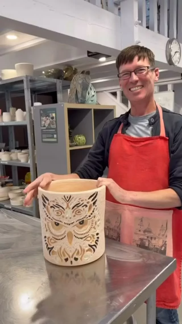 Eunice isn’t always in the studio during classes but on this occasion she couldn’t wait to get stuck in, helping Richard with glazing this big planter.
The owl is absolutely wonderful Richard!