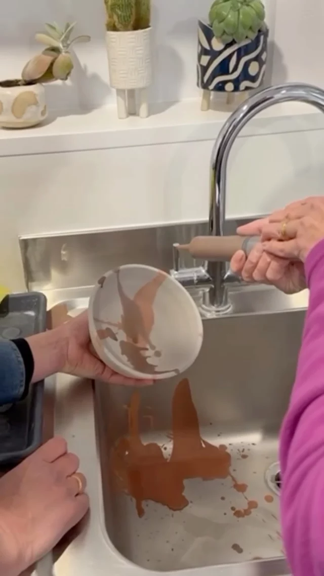 Fun and games with glazing in our Monday morning class! Here’s Lara assisting Claire with glazing using a syringe, quite hilarious to do but wow, what fabulous results! Watch to the end for the big reveal.