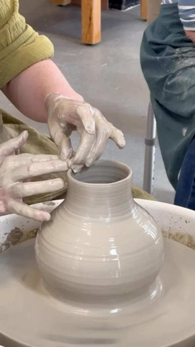 It’s always mesmerising watching someone throw on the wheel. Eloise recently demonstrated how to throw a carafe in class.