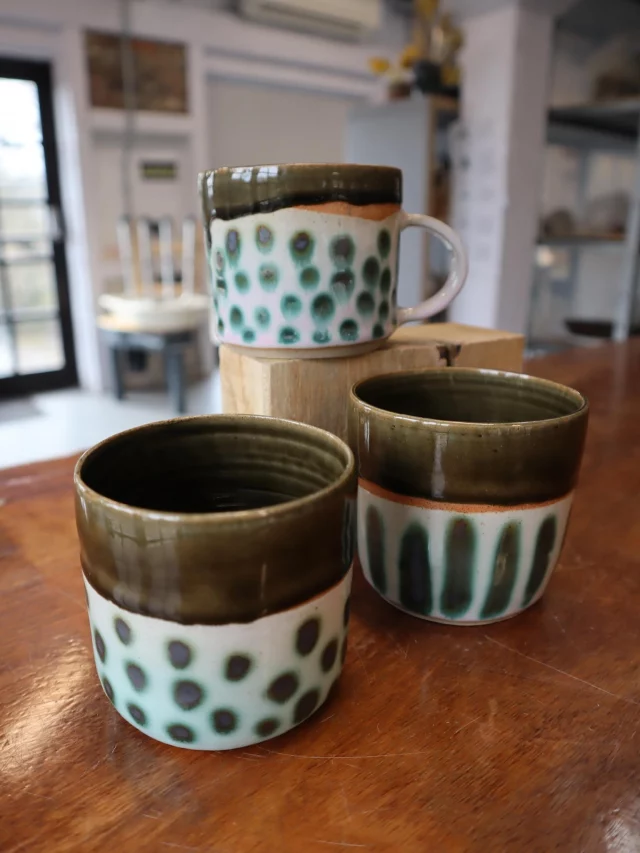 Beautiful mugs made by @elisa_clayandsilver here at our wonderful studio on the edge of the Ashdown Forest.
It looks like Elisa has used our copper oxides and olive glaze.