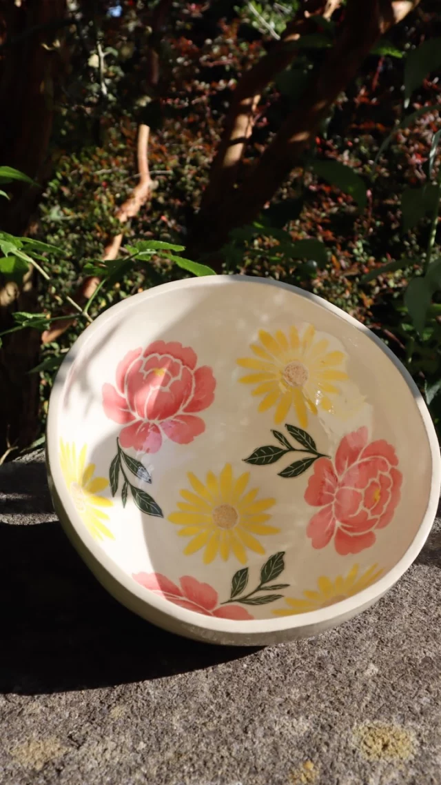 Our student Shelley has utilised stencils to create this beautiful floral bowl.