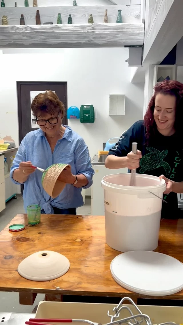 Even a power cut doesn’t stop us getting on with the prep before term starts again. Thank you Helen, Eloise and Morgan for putting up with the impromptu videoing. Good sports! 😁🙌 
@helen.ceramics @eloisenashceramics @morganaluellathemaker