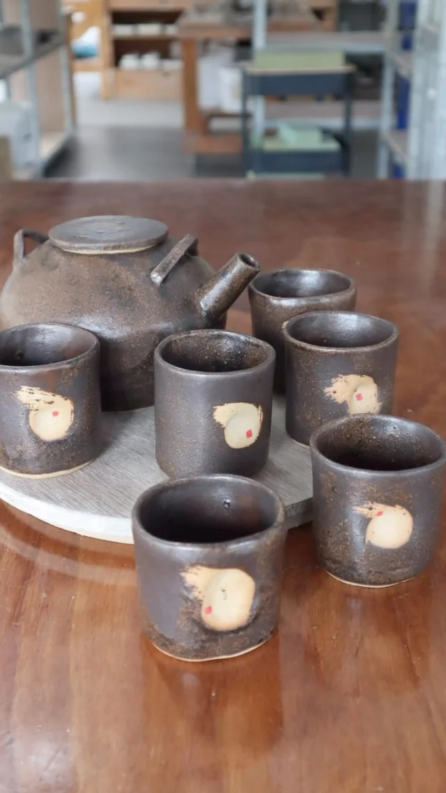 A cup of tea always tastes better when you’ve made the vessel yourself! This creative tea set perfectly demonstrates how you can create functional pieces that you’ll love using.