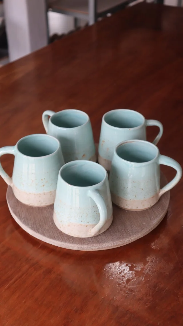 John from our Thursday evening class has created this gorgeous set of mugs. We think they’re reminiscent of sandy beaches and turquoise seas…